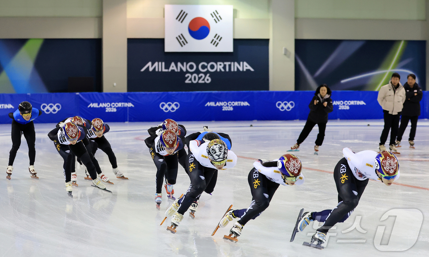 (진천천=뉴스1) 김진환 기자 = 2026년 병오년을 맞이하는 대한민국 쇼트트랙 국가대표 선수들이 충북 진천국가대표선수촌 빙상장에서 구슬땀을 흘리며 새벽훈련을 하고 있다. 2026 …