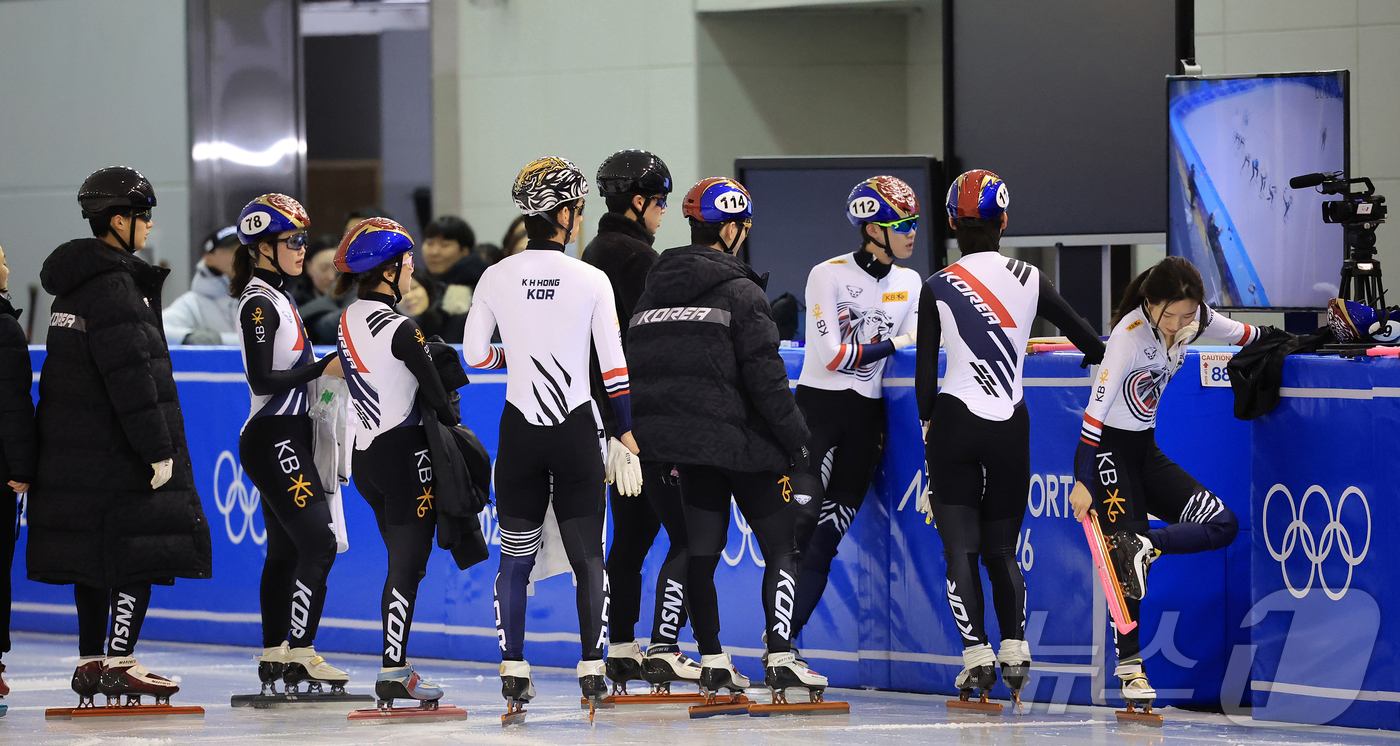 (진천=뉴스1) 김진환 기자 = 2026년 병오년을 맞이하는 대한민국 쇼트트랙 국가대표 선수들이 충북 진천국가대표선수촌 빙상장에서 새벽훈련을 마친 뒤 훈련 결과를 분석하고 있다. …