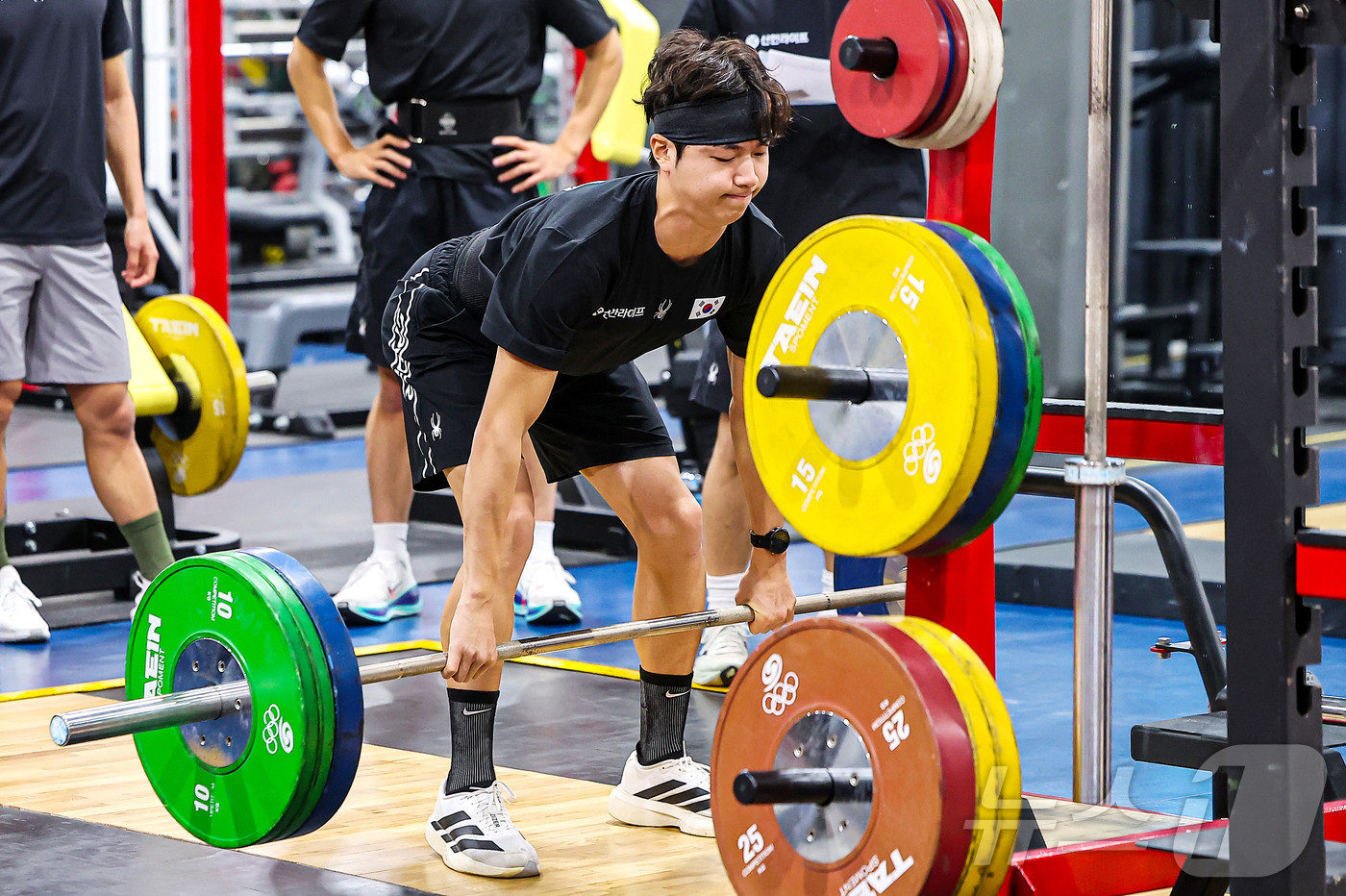 (진천=뉴스1) 김진환 기자 = 2026년 병오년을 맞이하는 대한민국 국가대표 선수들이 충북 진천국가대표선수촌 트레이닝 센터에서 구슬땀을 흘리며 새벽훈련을 하고 있다. 2026.1 …