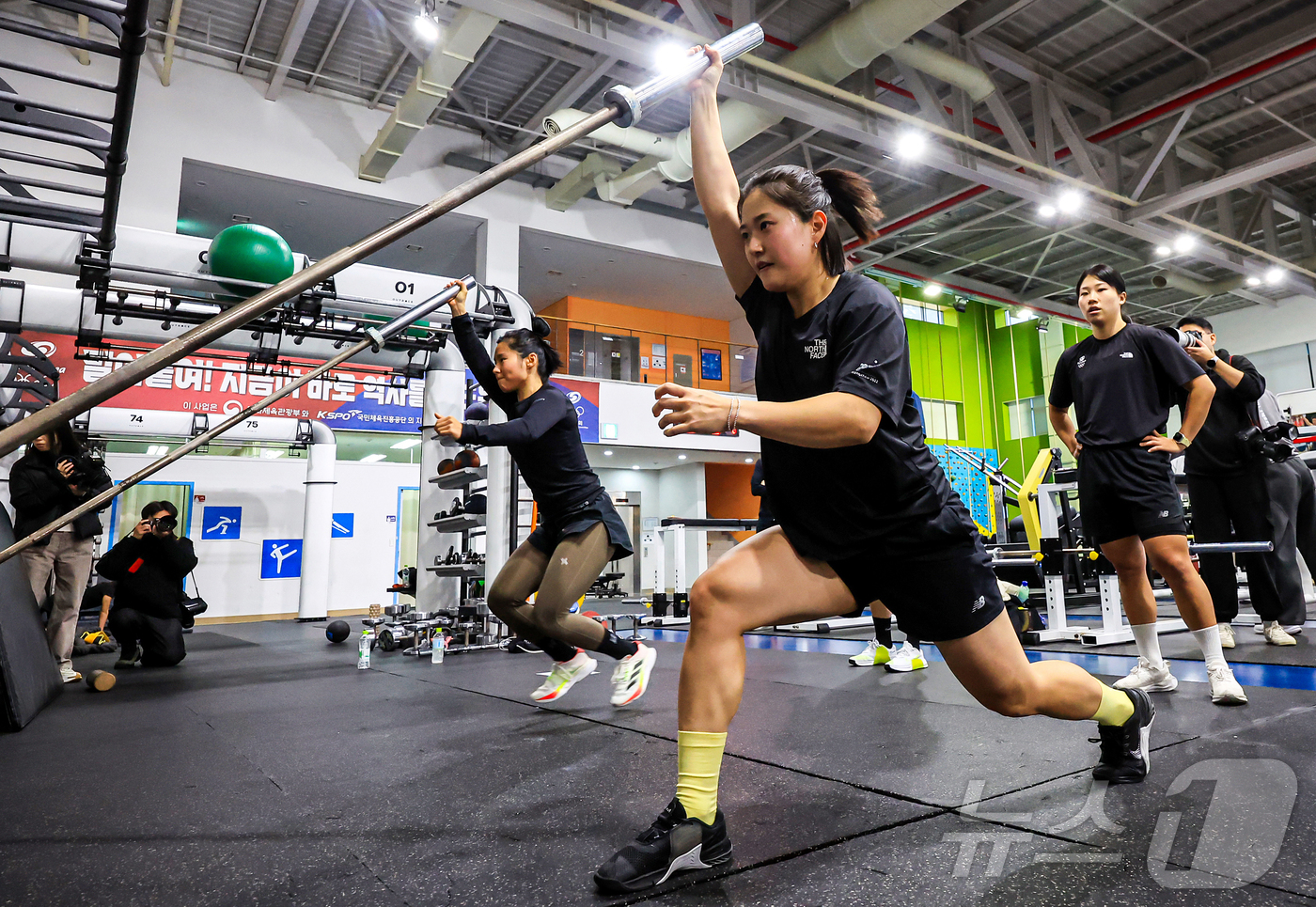 (진천=뉴스1) 김진환 기자 = 2026년 병오년을 맞이하는 대한민국 국가대표 선수들이 충북 진천국가대표선수촌 트레이닝 센터에서 구슬땀을 흘리며 새벽훈련을 하고 있다. 2026.1 …