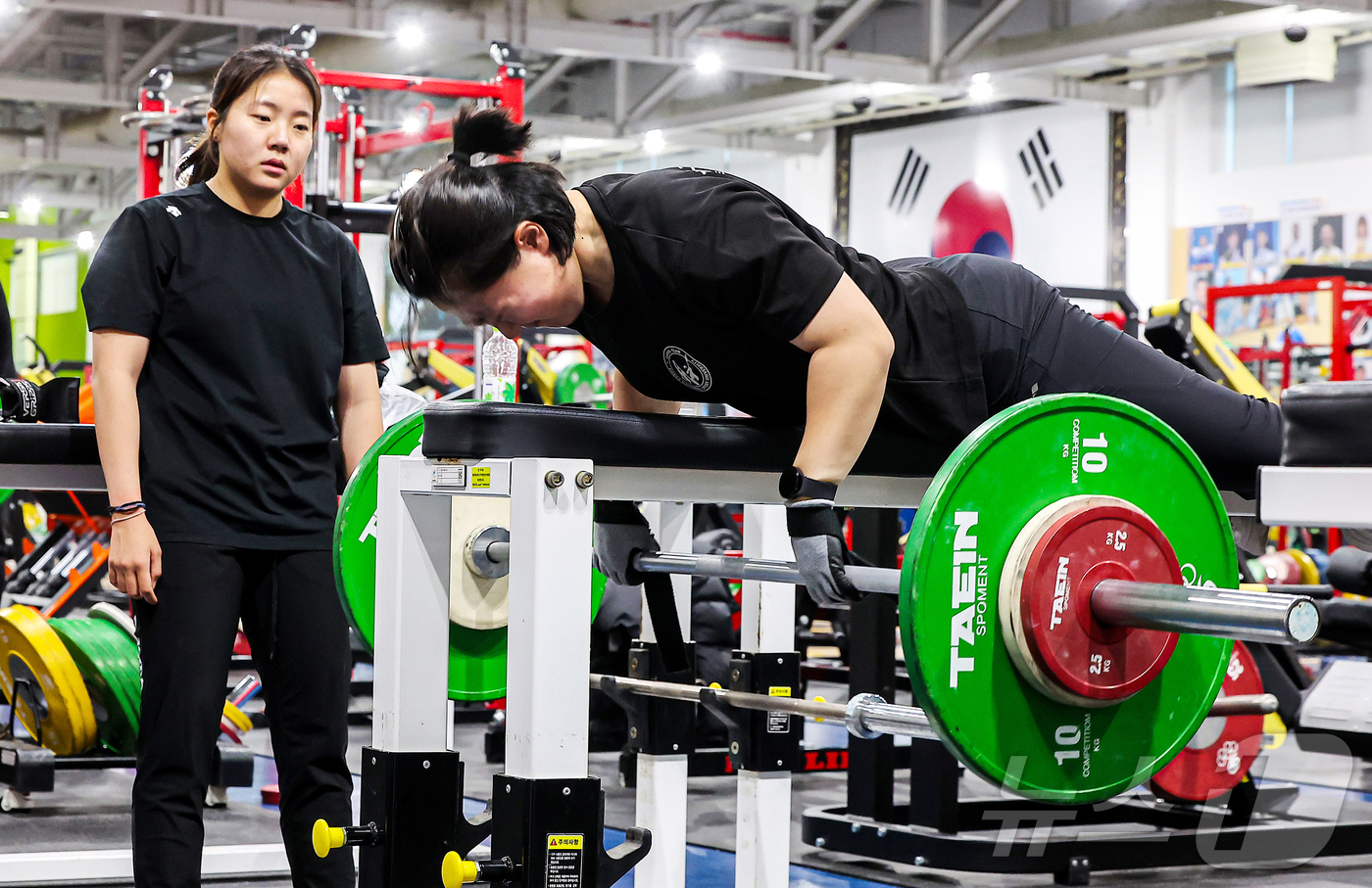 (진천=뉴스1) 김진환 기자 = 2026년 병오년을 맞이하는 대한민국 국가대표 선수들이 충북 진천국가대표선수촌 트레이닝 센터에서 구슬땀을 흘리며 새벽훈련을 하고 있다. 2026.1 …