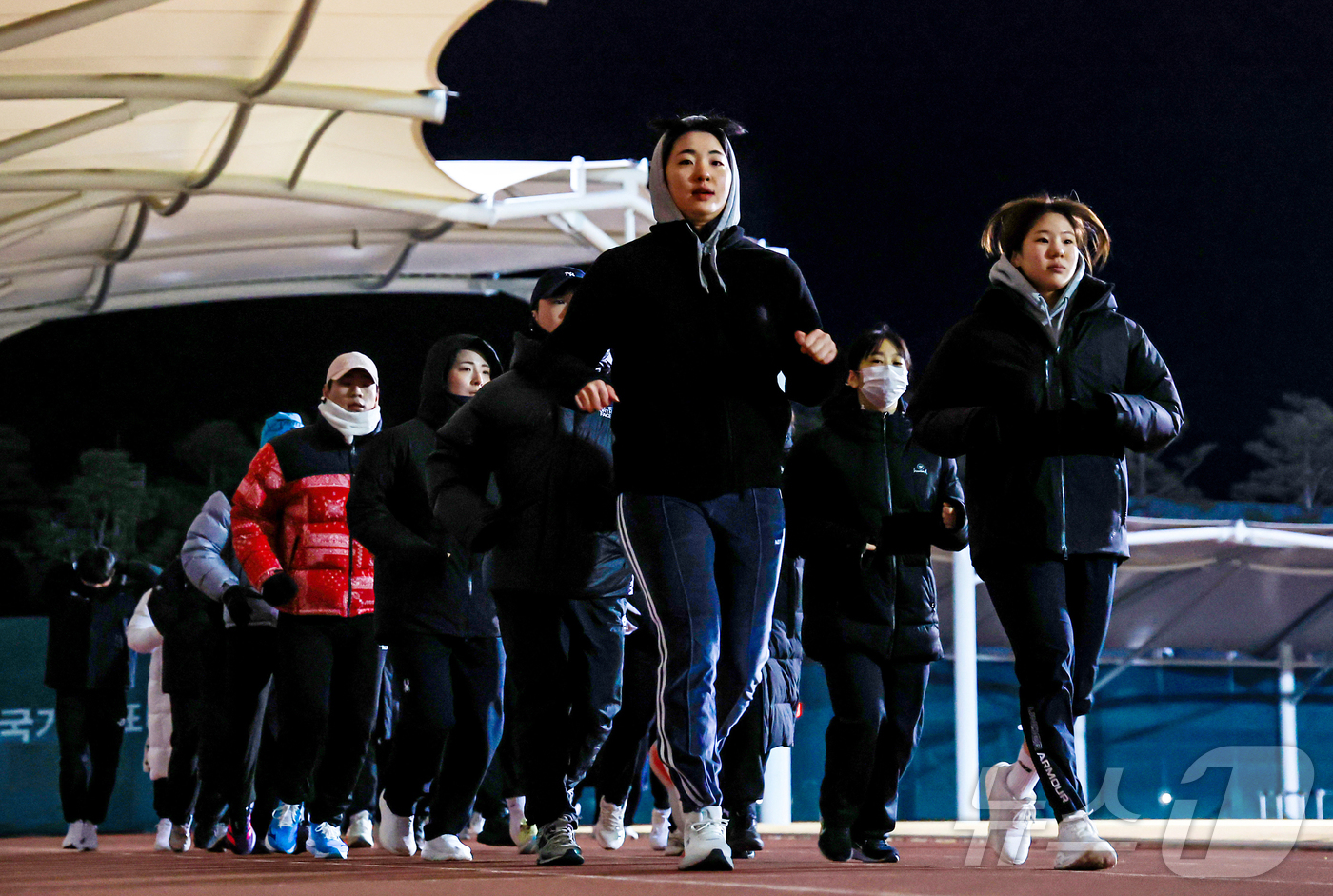 (진천=뉴스1) 김진환 기자 = 2026년 병오년을 맞이하는 대한민국 국가대표 선수들이 충북 진천국가대표선수촌 대운동장에서 구슬땀을 흘리며 새벽훈련을 하고 있다.쇼트트랙,  근대5 …