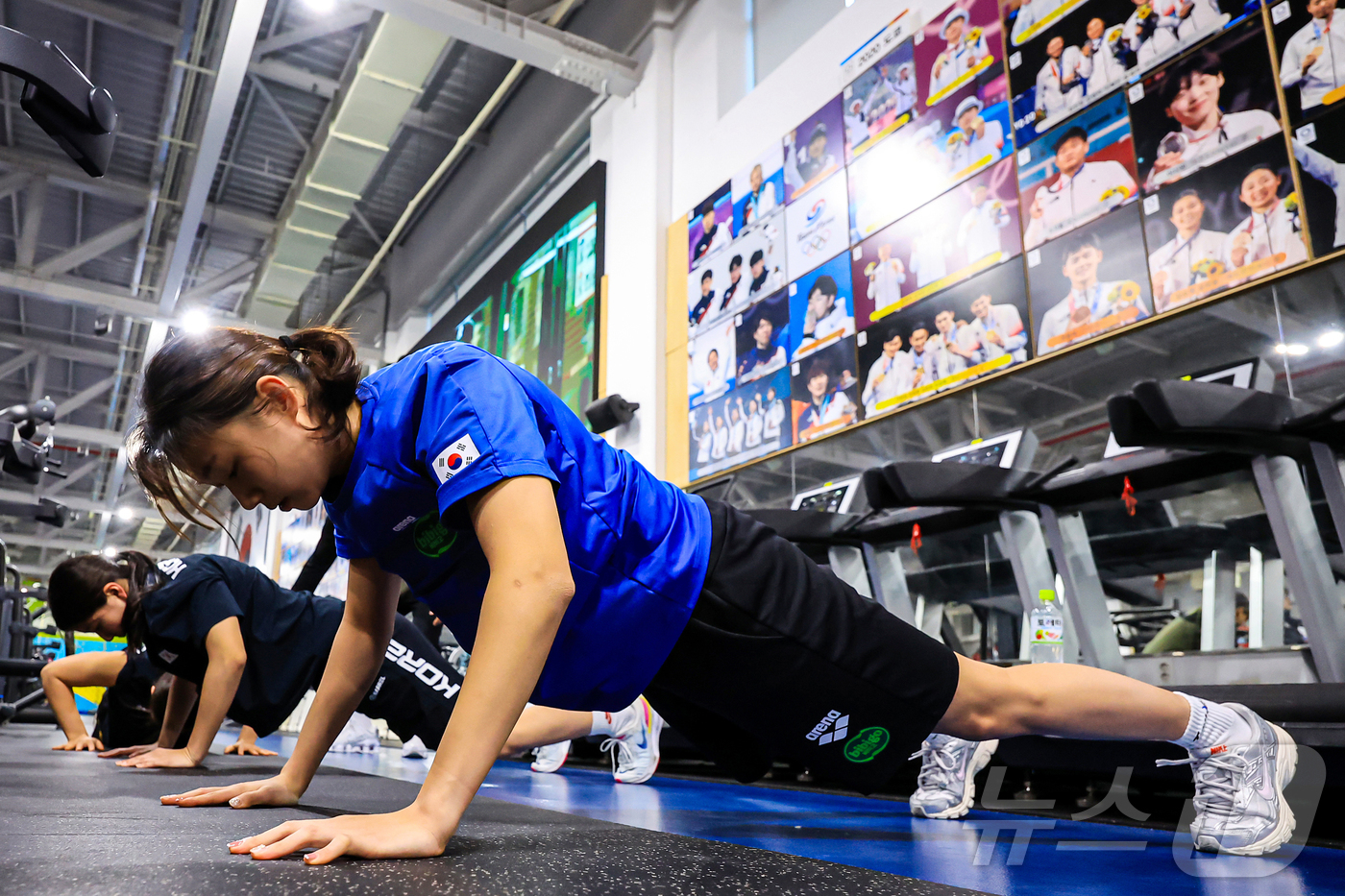 (진천=뉴스1) 김진환 기자 = 2026년 병오년을 맞이하는 대한민국 국가대표 선수들이 충북 진천국가대표선수촌 트레이닝 센터에서 구슬땀을 흘리며 새벽훈련을 하고 있다. 2026.1 …