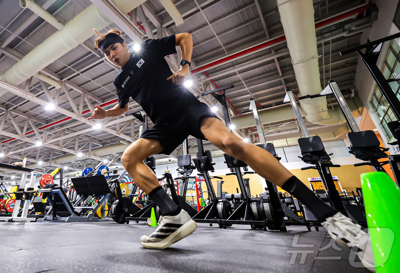 (진천=뉴스1) 김진환 기자 = 2026년 병오년을 맞이하는 대한민국 국가대표 선수들이 충북 진천국가대표선수촌 트레이닝 센터에서 구슬땀을 흘리며 새벽훈련을 하고 있다. 2026.1 …