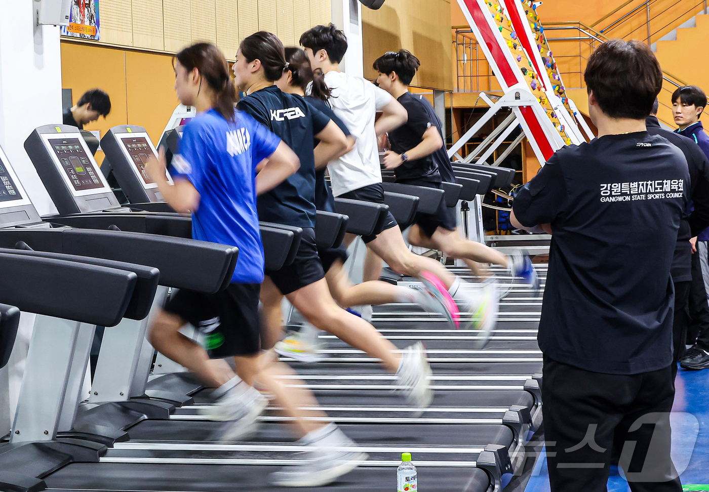 (진천=뉴스1) 김진환 기자 = 2026년 병오년을 맞이하는 대한민국 국가대표 선수들이 충북 진천국가대표선수촌 트레이닝 센터에서 구슬땀을 흘리며 새벽훈련을 하고 있다. 2026.1 …