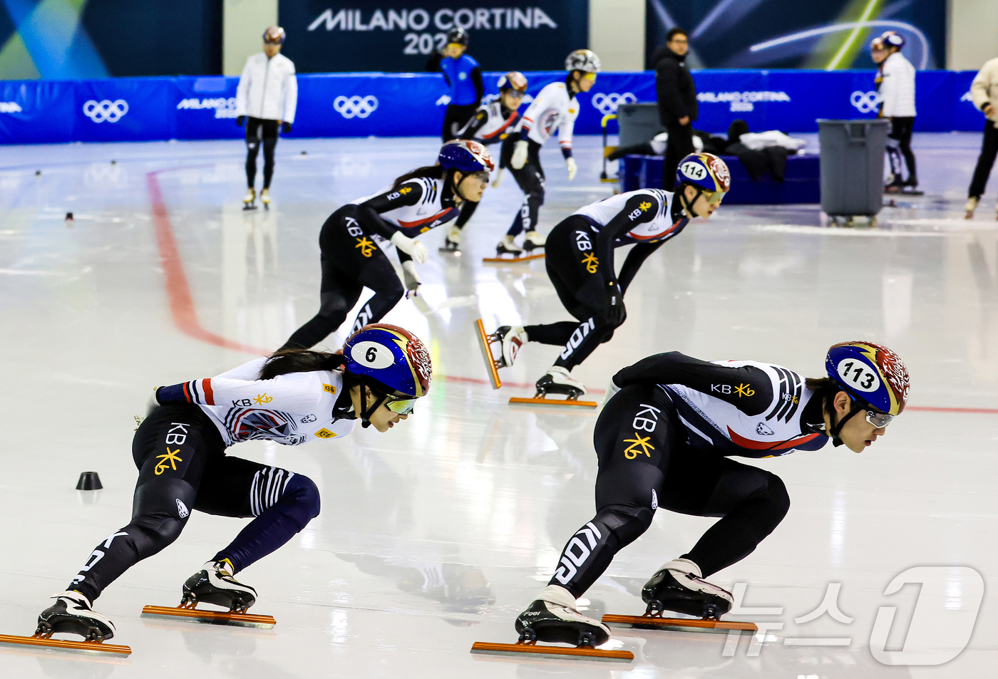 (진천=뉴스1) 김진환 기자 = 2026년 병오년을 맞이하는 대한민국 쇼트트랙 국가대표 선수들이 충북 진천국가대표선수촌 빙상장에서 구슬땀을 흘리며 새벽훈련을 하고 있다. 2026. …
