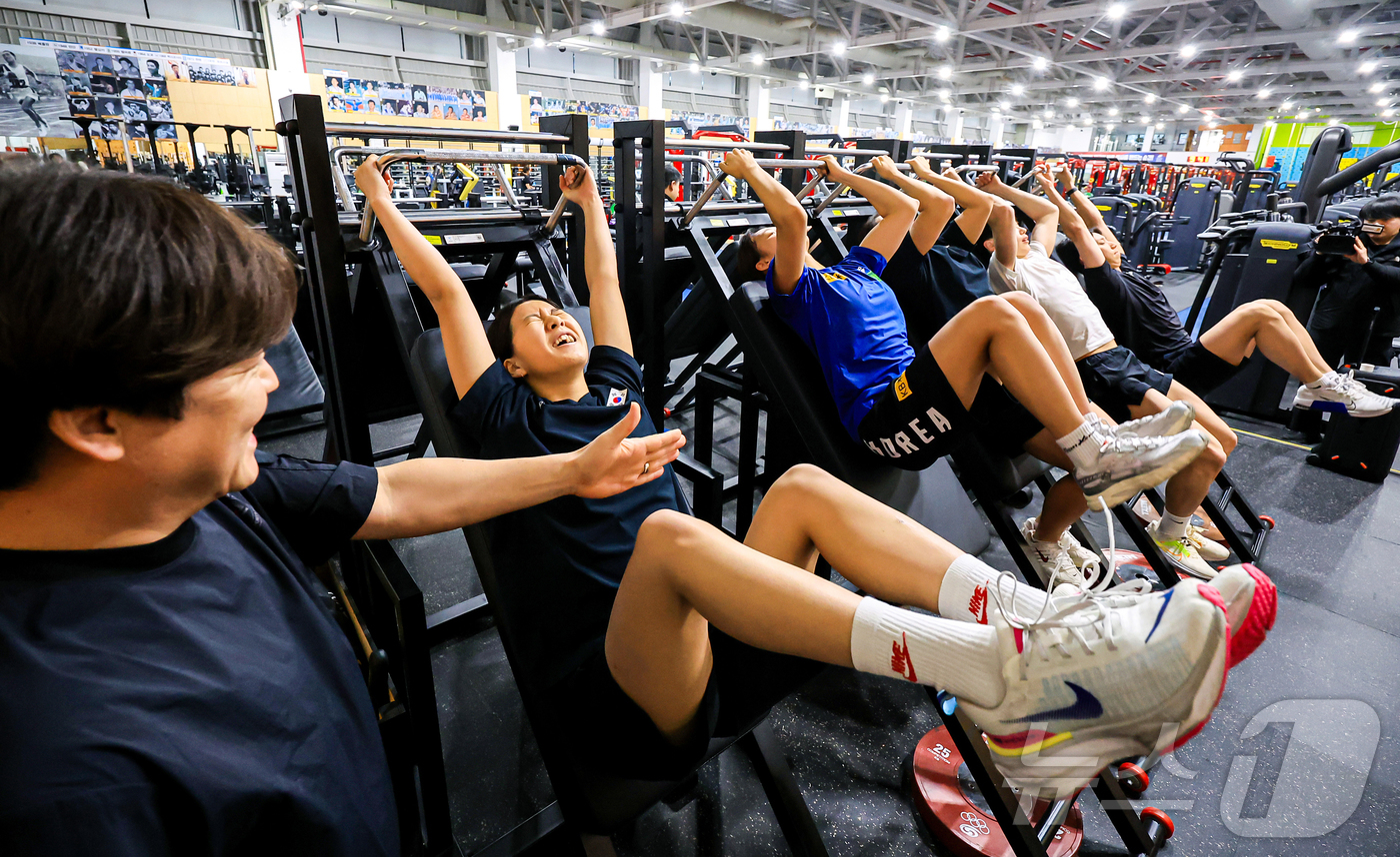 (진천=뉴스1) 김진환 기자 = 2026년 병오년을 맞이하는 대한민국 국가대표 선수들이 충북 진천국가대표선수촌 트레이닝 센터에서 구슬땀을 흘리며 새벽훈련을 하고 있다. 2026.1 …