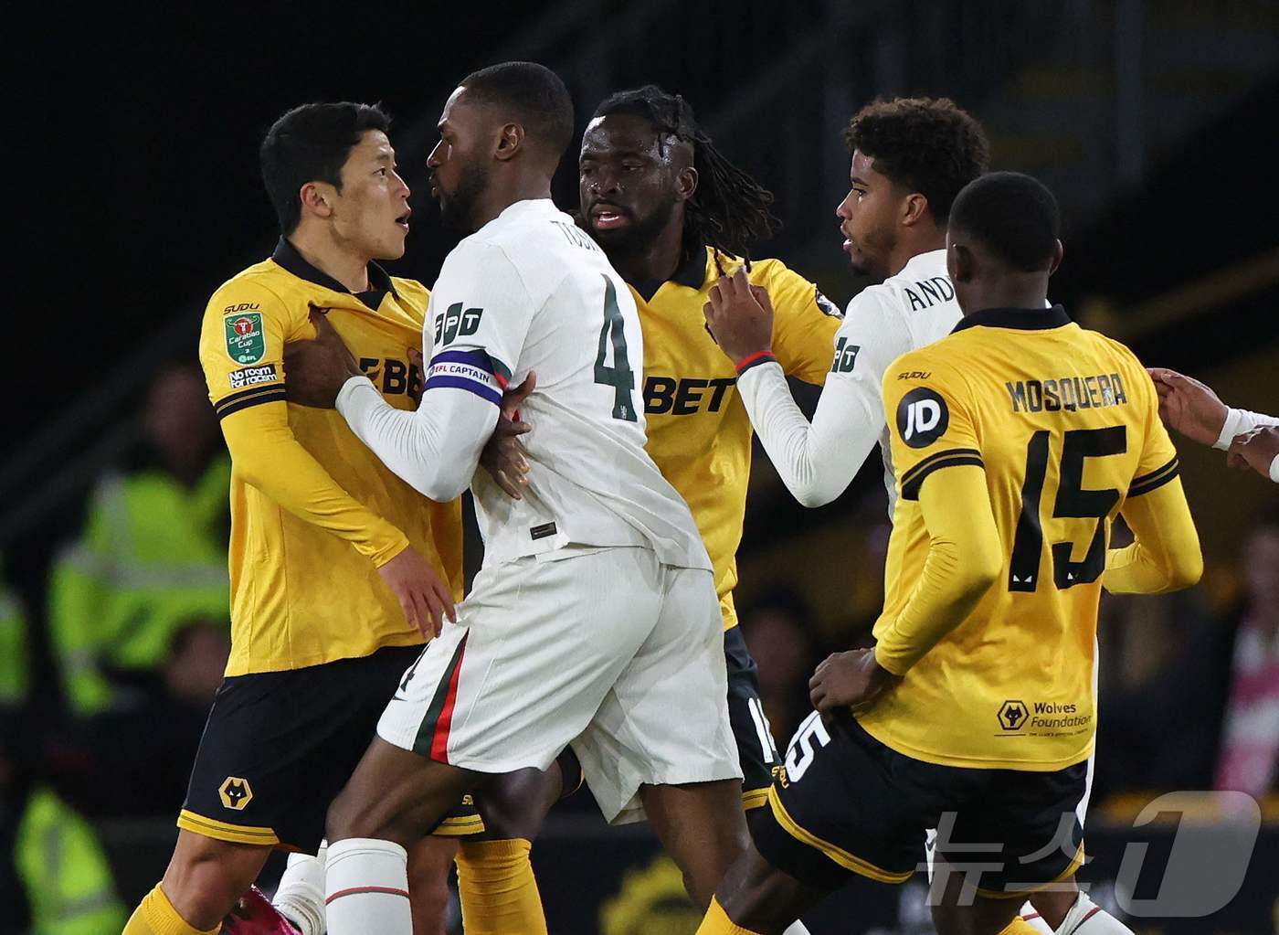 본문 이미지 - 울버햄튼의 황희찬(왼쪽) ⓒ AFP=뉴스1