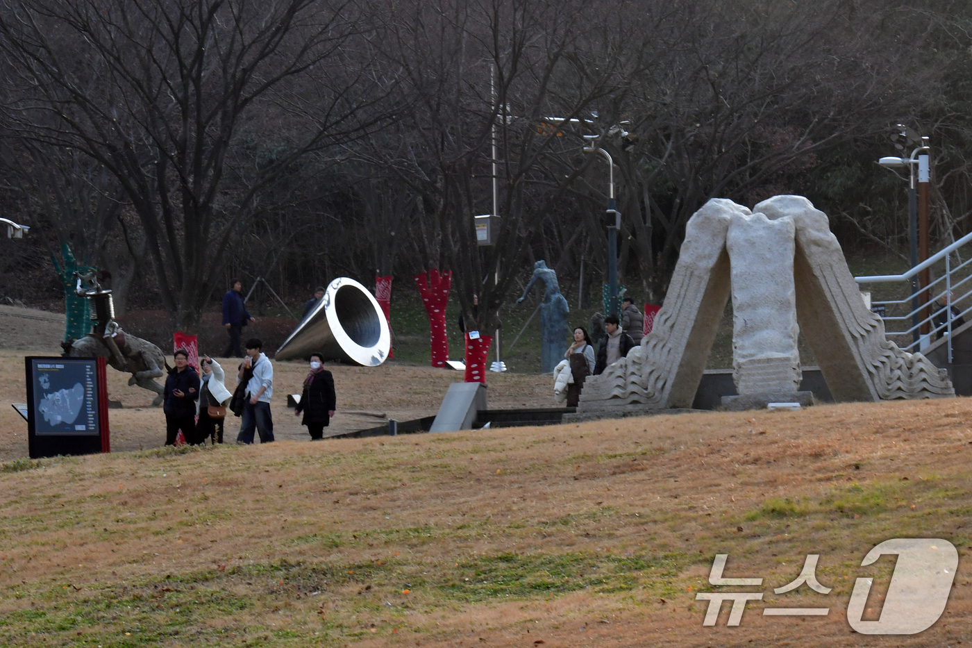 (포항=뉴스1) 최창호 기자 = 낮 최고 기온이 12.8도까지 올라가며 포근한 날씨를 보인 29일 오후 경북 포항시립미술관을 찾은 관광객들이 야외에 설치된 조각 작품들을 감상하고 …