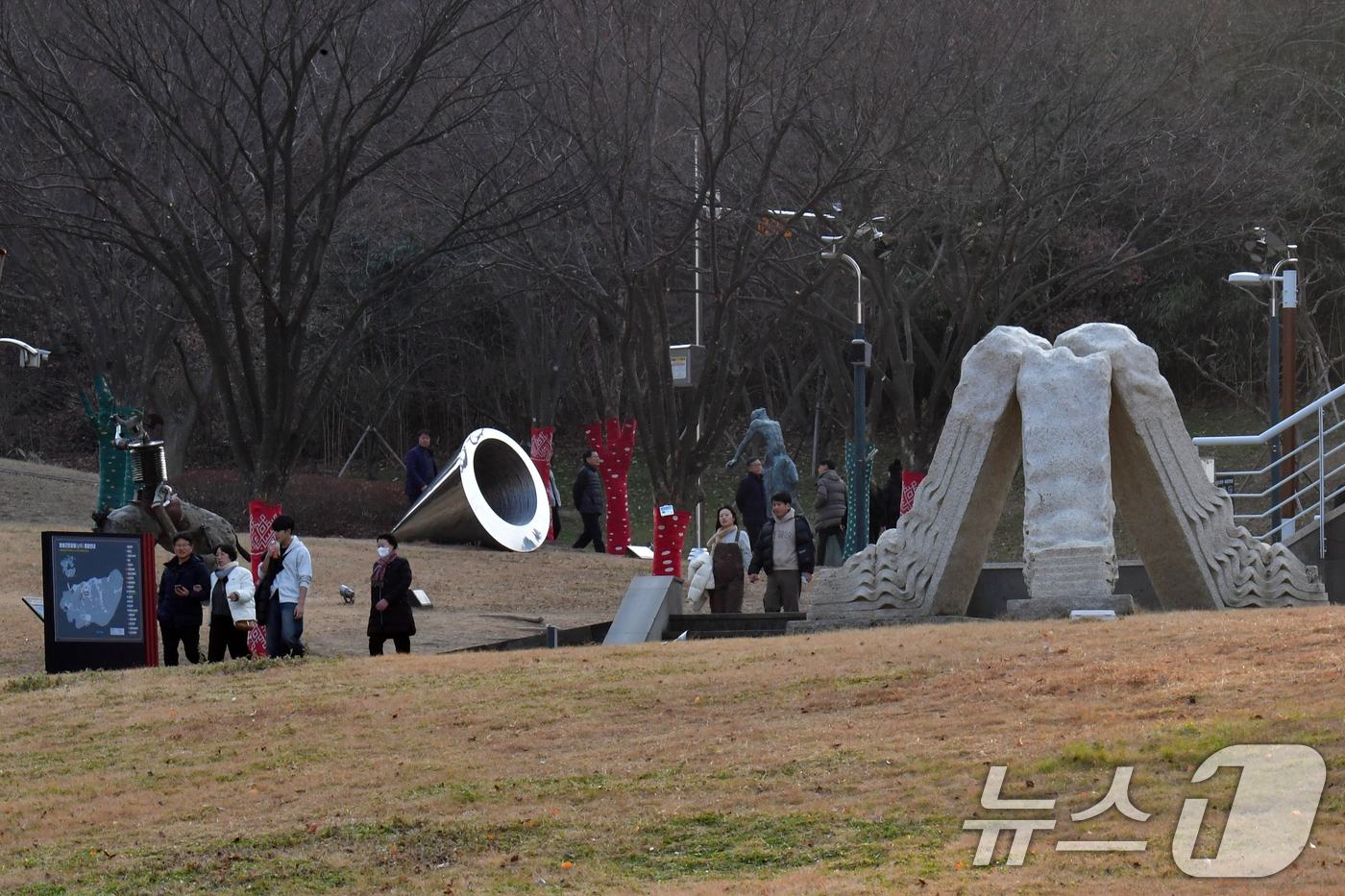 (포항=뉴스1) 최창호 기자 = 낮 최고 기온이 12.8도까지 올라가며 포근한 날씨를 보인 29일 오후 경북 포항시립미술관을 찾은 관광객들이 야외에 설치된 조각 작품들을 감상하고 …