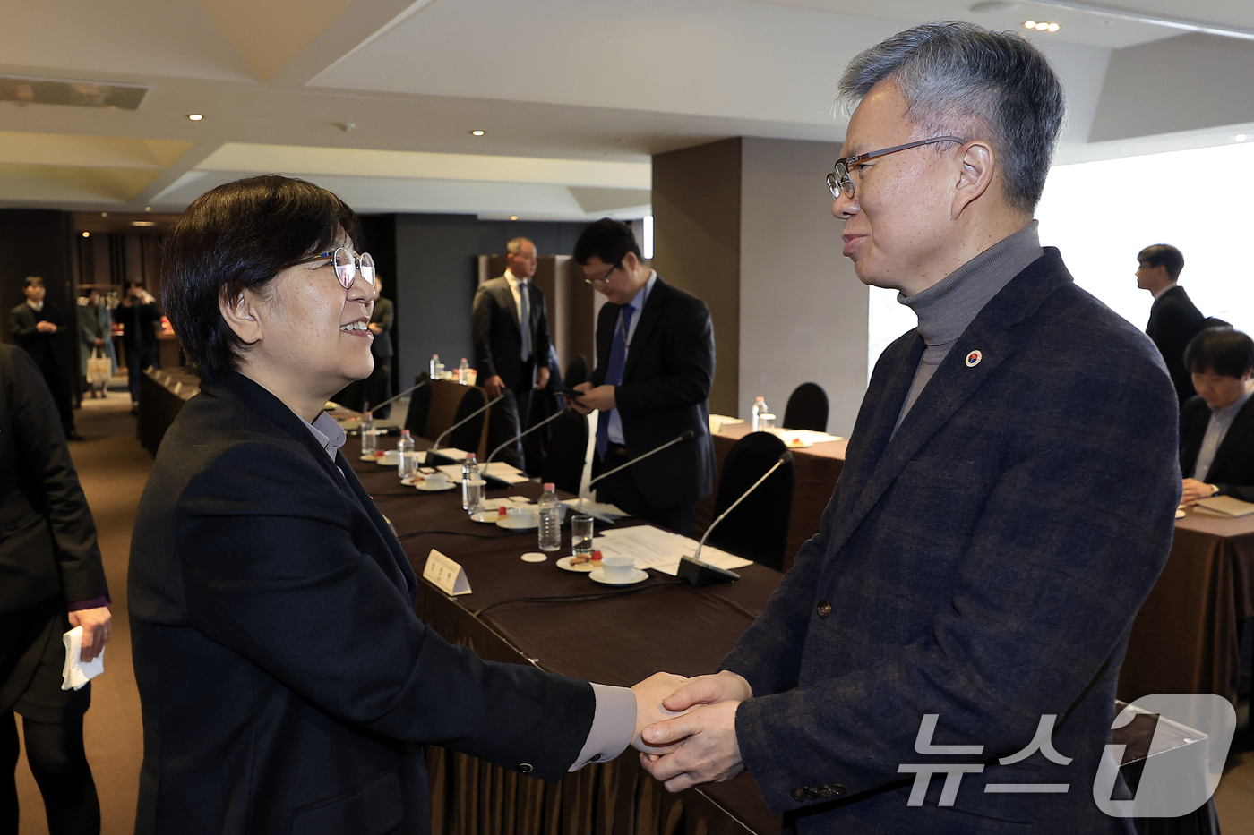 (서울=뉴스1) 박정호 기자 = 정은경 보건복지부 장관이 29일 오후 서울시 중구 소공로 더 플라자 호텔 서울에서 열린 2025년 제1차보건의료정책심의위원회 회의에서 김택우 대한의 …