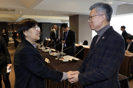 김택우 대한의사협회장과 인사 나누는 정은경 장관