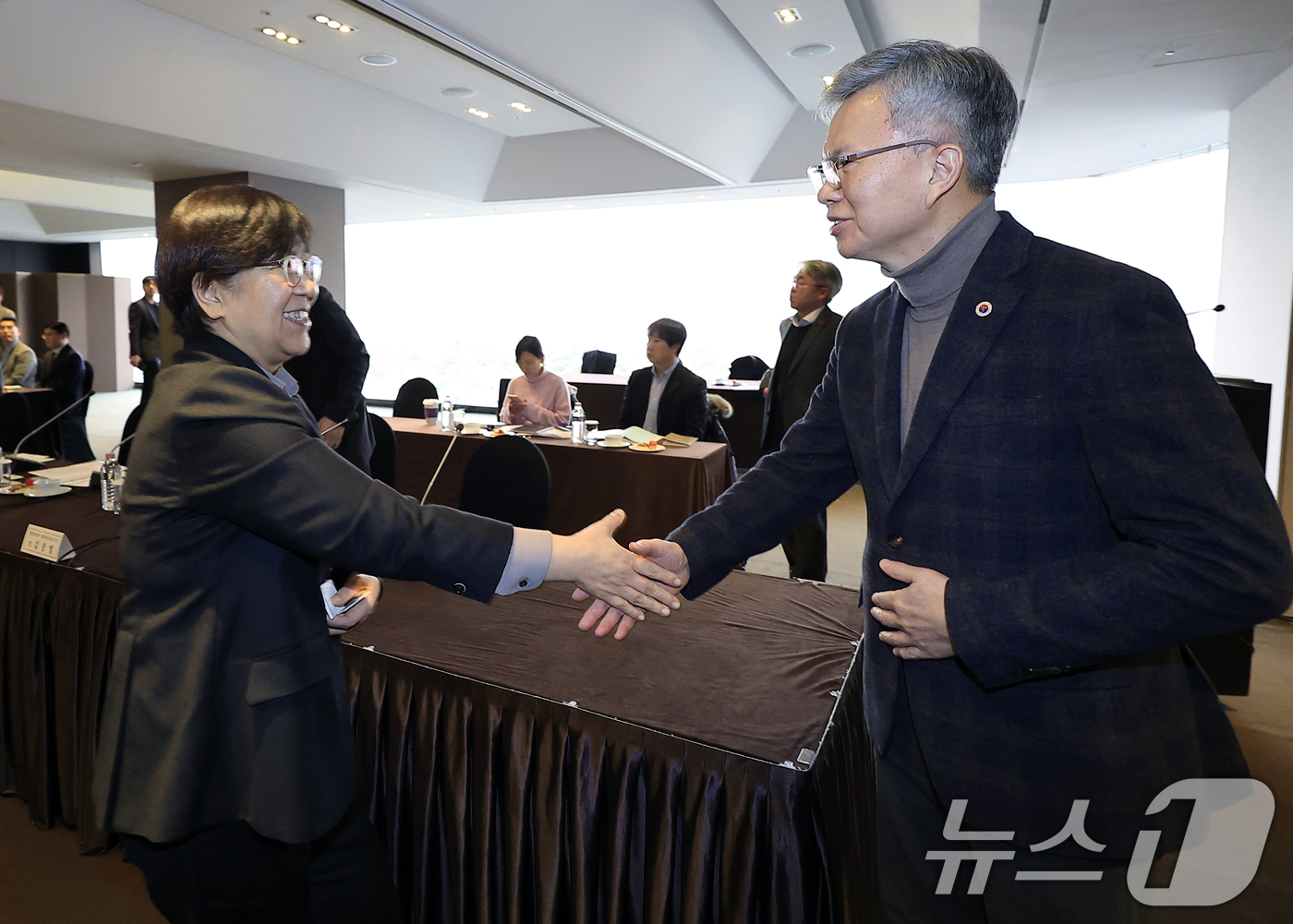 (서울=뉴스1) 박정호 기자 = 정은경 보건복지부 장관이 29일 오후 서울시 중구 소공로 더 플라자 호텔 서울에서 열린 2025년 제1차 보건의료정책심의위원회 회의에서 김택우 대한 …