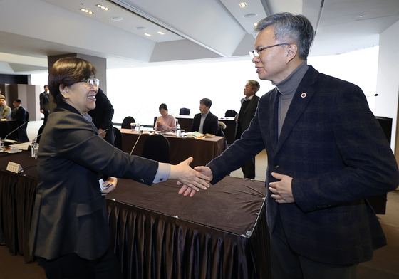보건의료정책심의위원회 회의서 만난 정은경 장관과 김택우 회장