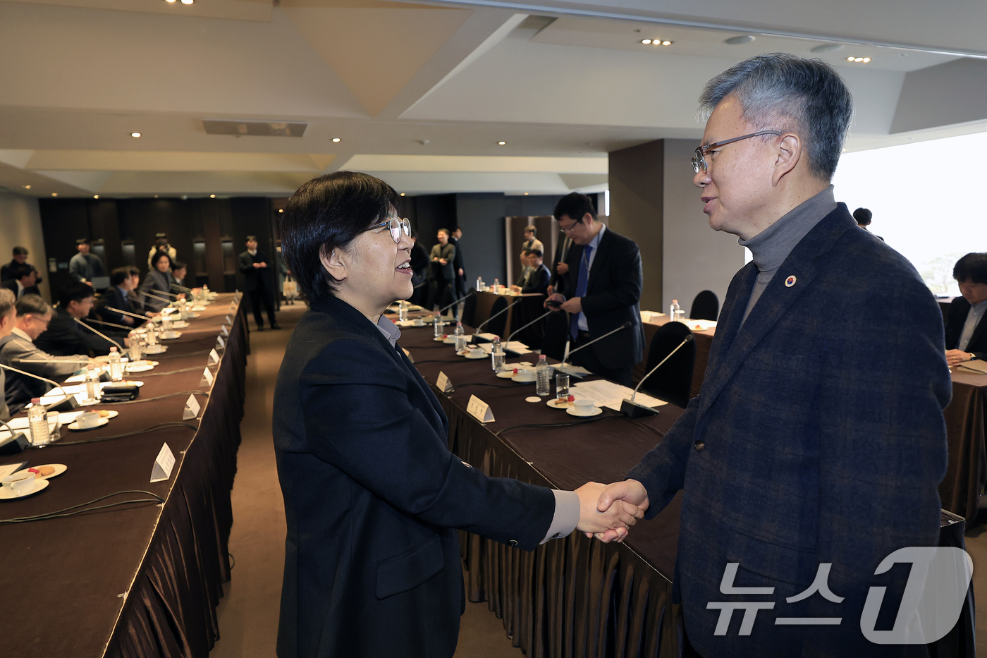 (서울=뉴스1) 박정호 기자 = 정은경 보건복지부 장관이 29일 오후 서울시 중구 소공로 더 플라자 호텔 서울에서 열린 2025년 제1차 보건의료정책심의위원회 회의에서 김택우 대한 …