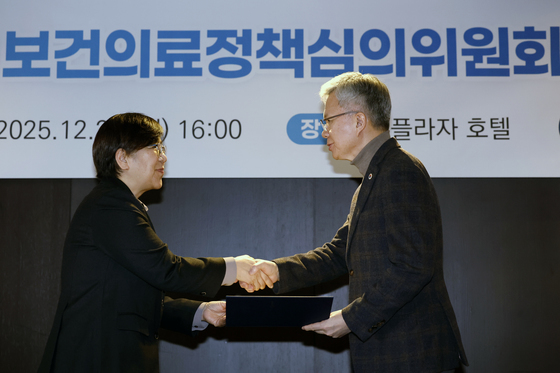 보건의료정책심의위원회 위원 위촉장 받는 김택우 대한의사협회장