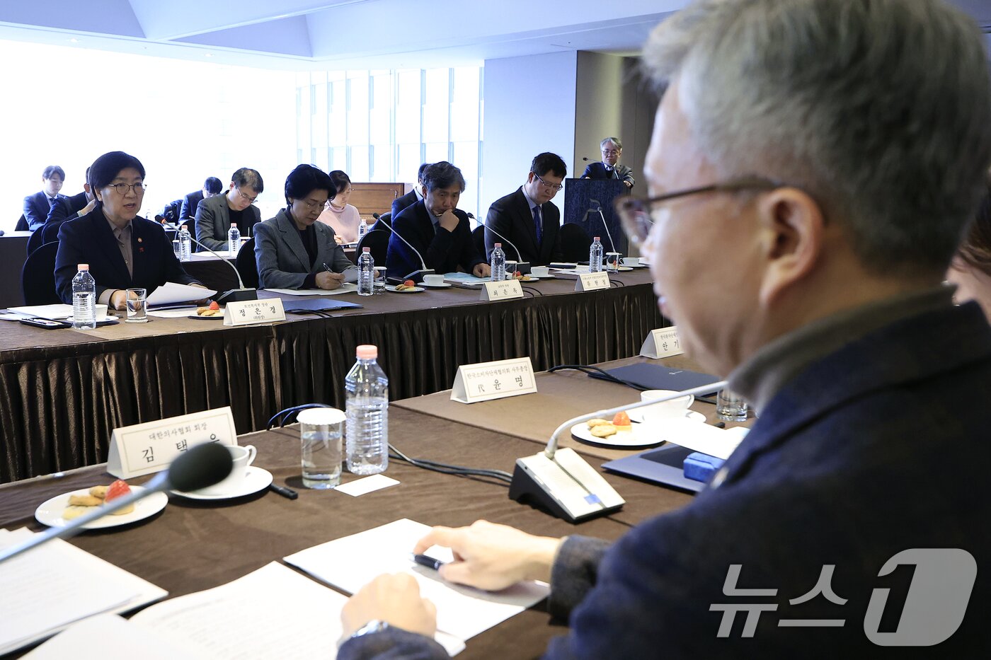 본문 이미지 - 정은경 보건복지부 장관이 29일 오후 서울시 중구 소공로 더 플라자 호텔 서울에서 열린 2025년 제1차 보건의료정책심의위원회 회의에서 모두 발언을 하고 있다. 2025.12.29/뉴스1 ⓒ News1 박정호 기자