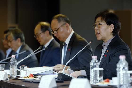 제1차 보건의료정책심의위원회 회의 모두 발언하는 정은경 장관