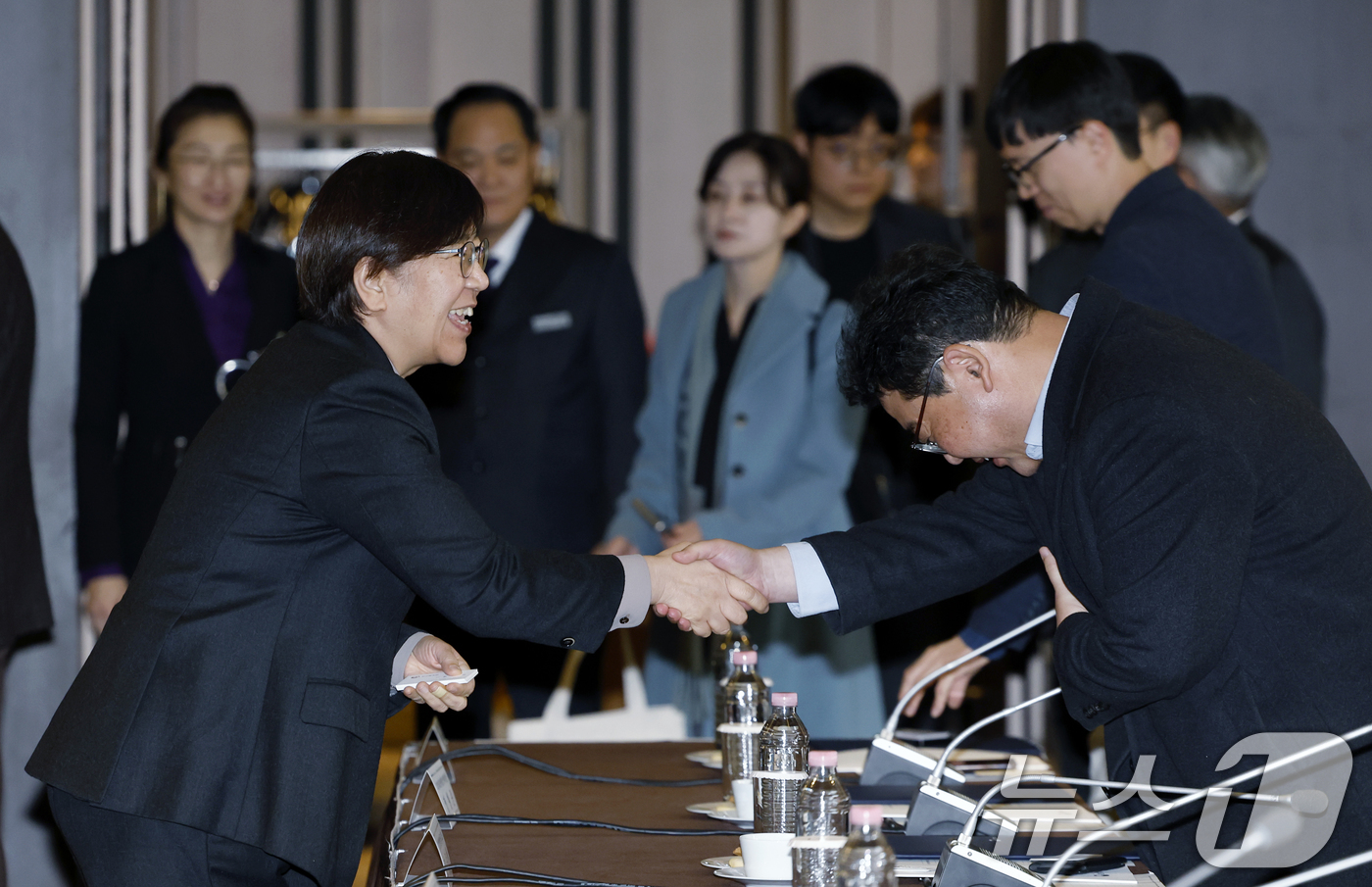 (서울=뉴스1) 박정호 기자 = 정은경 보건복지부 장관이 29일 오후 서울시 중구 소공로 더 플라자 호텔 서울에서 열린 2025년 제1차 보건의료정책심의위원회 회의에서 참석 위원들 …