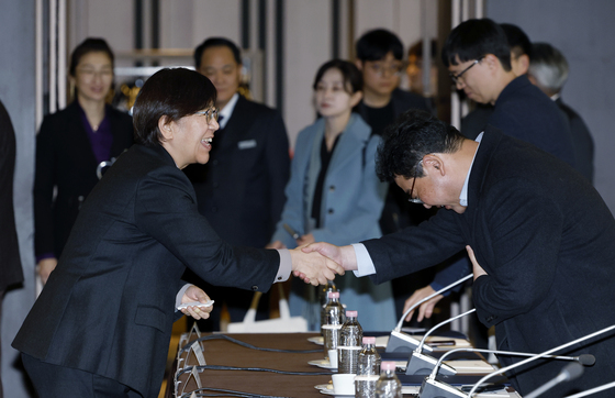 심의 위원들과 인사 나누는 정은경 장관