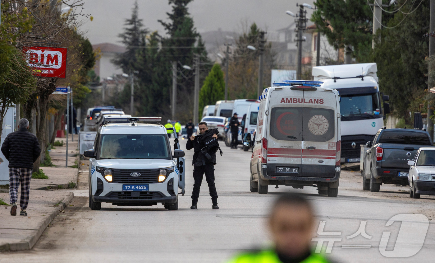 (얄로바 로이터=뉴스1) 이정환 기자 = 29일(현지시간) 튀르키예 얄로바주에서 경찰이 이슬람국가(IS) 조직원들이 있는 것으로 추정되는 가옥을 급습한 작전 현장으로 향하는 도로를 …