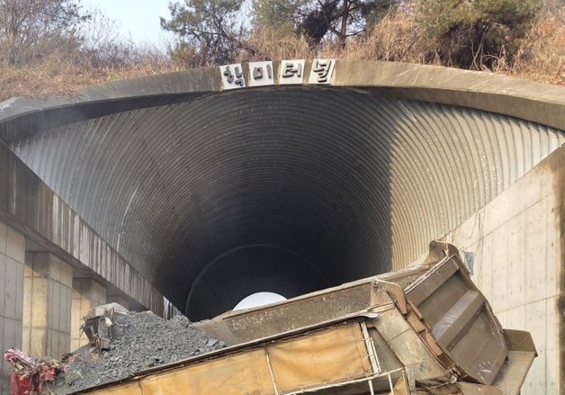 "타이어 터져" 시흥 학미터널서 덤프트럭 사고 60대 사망(종합)