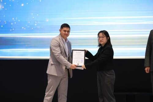 본문 이미지 - 박성민 KOICA 우즈베키스탄 사무소 부소장이 'SEWPHC 통합 LIS 구축을 위한 기술이전 교육(심화과정)' 수료자에게 수료증을 수여하고 있다. 사진=한국국제협력단(KOICA)  제공