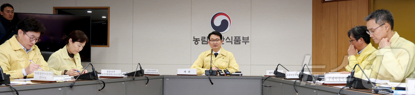 (세종=뉴스1) 김기남 기자 = 농림축산식품부 차관이 29일 오후 세종시 정부세종청사 농림축산식품부 상황실에서 고병원성조류인플루엔자 발생 관련 중수본 회의를 주재하며 발언하고 있다 …