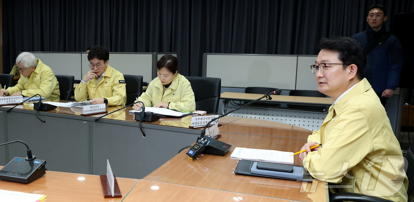 (세종=뉴스1) 김기남 기자 = 농림축산식품부 차관이 29일 오후 세종시 정부세종청사 농림축산식품부 상황실에서 고병원성조류인플루엔자 발생 관련 중수본 회의를 주재하며 발언하고 있다 …