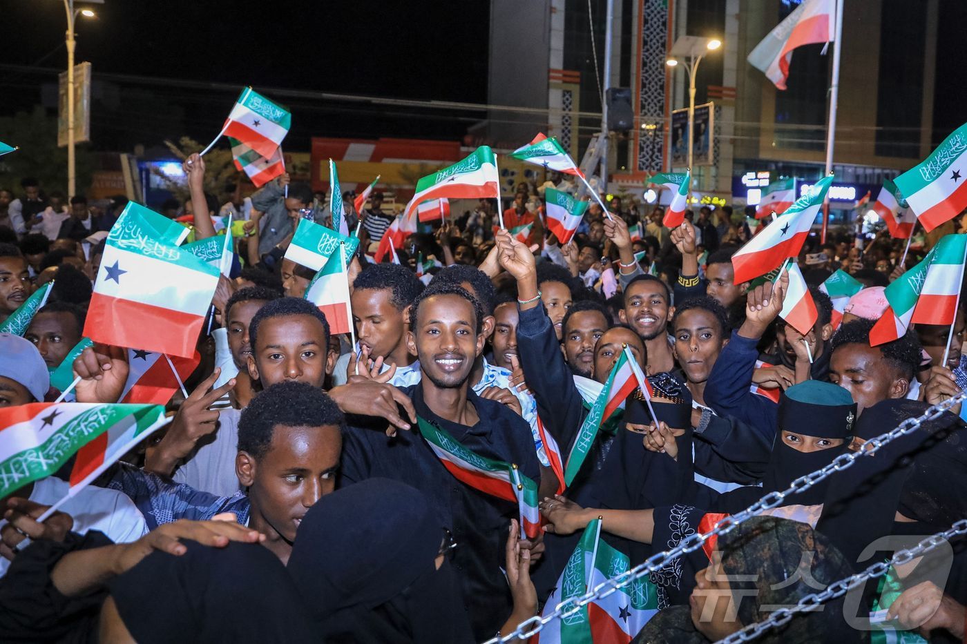 (하르게이사 AFP=뉴스1) 이정환 기자 = 26일(현지시간) 소말릴란드 하르게이사 시내에서 주민들이 소말릴란드 국기를 흔들며 이스라엘의 소말릴란드 국가승인 발표를 축하하고 있다. …