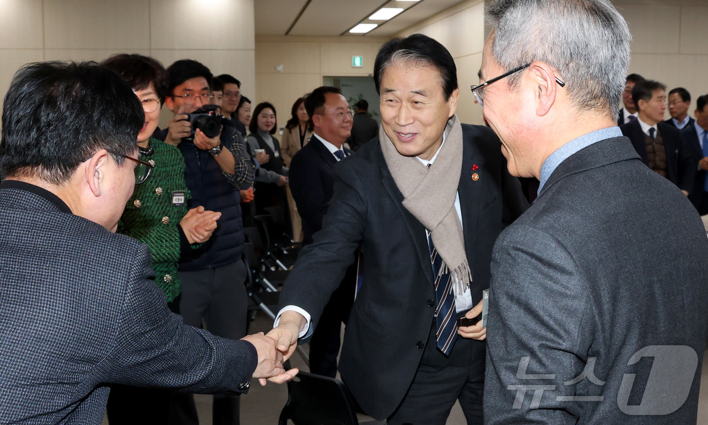 (세종=뉴스1) 김기남 기자 = 권오을 국가보훈부 장관이 29일 오후 세종시 정부세종청사에서 열린 2025년 전국 보훈관서장 타운홀 미팅에 참석하며 인사를 나누고 있다. 2025. …