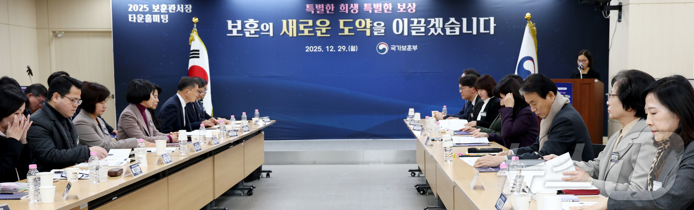 (세종=뉴스1) 김기남 기자 = 권오을 국가보훈부 장관이 29일 오후 세종시 정부세종청사에서 열린 2025년 전국 보훈관서장 타운홀 미팅에 참석하여 회의를 주재하고 있다.  202 …