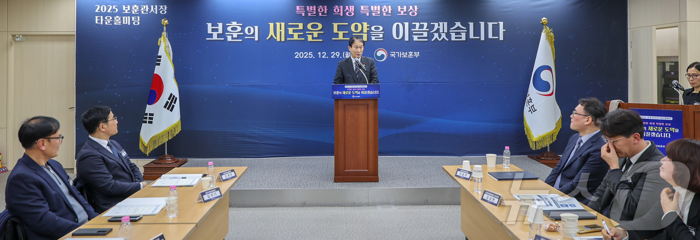 (세종=뉴스1) 김기남 기자 = 권오을 국가보훈부 장관이 29일 오후 세종시 정부세종청사에서 열린 2025년 전국 보훈관서장 타운홀 미팅에 참석하여 전국 관서장 및 실국장들과 의견 …