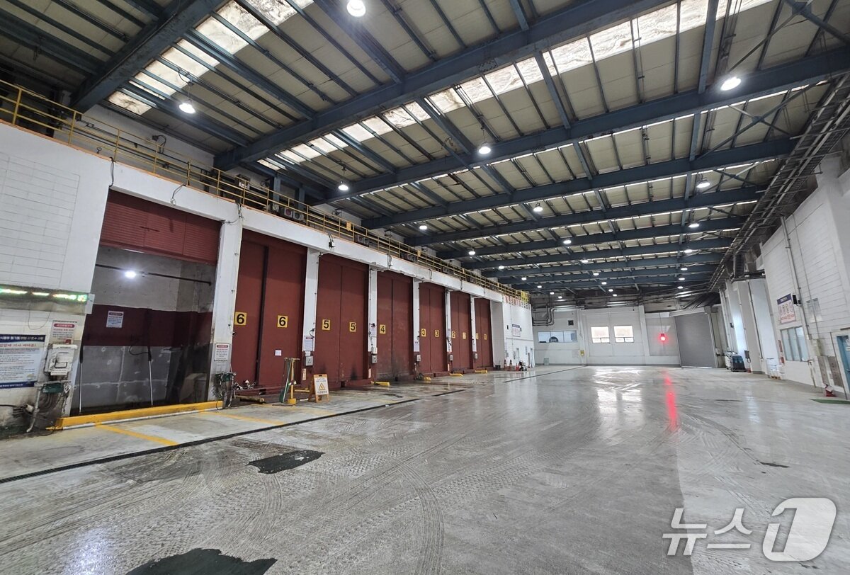 본문 이미지 - 청라소각장은 하루에 트럭 30대 이상 분량인 360톤(연 11만 톤)의 생활폐기물을 처리하고 있다. 트럭이 드나드는 청라소각장의 폐기물 저장조 입구. / 뉴스1 ⓒ News1 유준상 기자