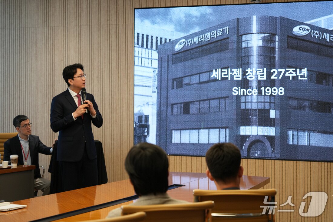 본문 이미지 - 세라젬 창립 27주년 타운홀미팅에서 이경수 대표이사 사장이 임직원에게 회사 비전에 대한 메시지를 전하고 있다. (세라젬 제공. 재판매 및 DB금지)