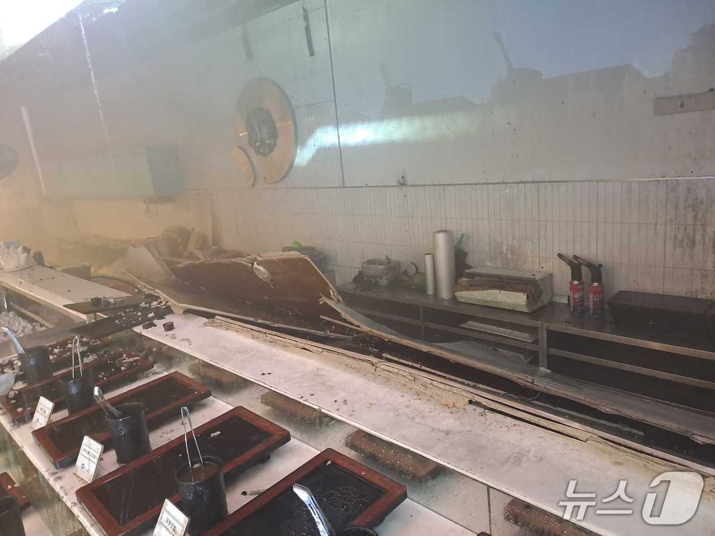 본문 이미지 - 춘천 효자동 마트 화재.(강원도소방본부 제공, 재판매 및 DB 금지) 2025.12.29/뉴스1