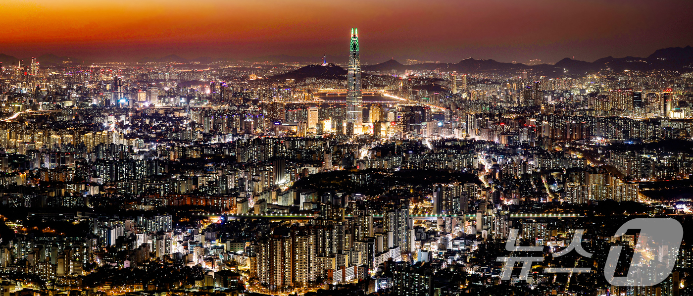 (서울=뉴스1) 이호윤 기자 = 을사년(乙巳年)의 마지막 숨결이 서울의 밤하늘로 스며들고 있다. 대통령 탄핵과 정권 교체, 청와대의 불이 다시 켜지는 순간까지 국정은 거친 물결 위 …