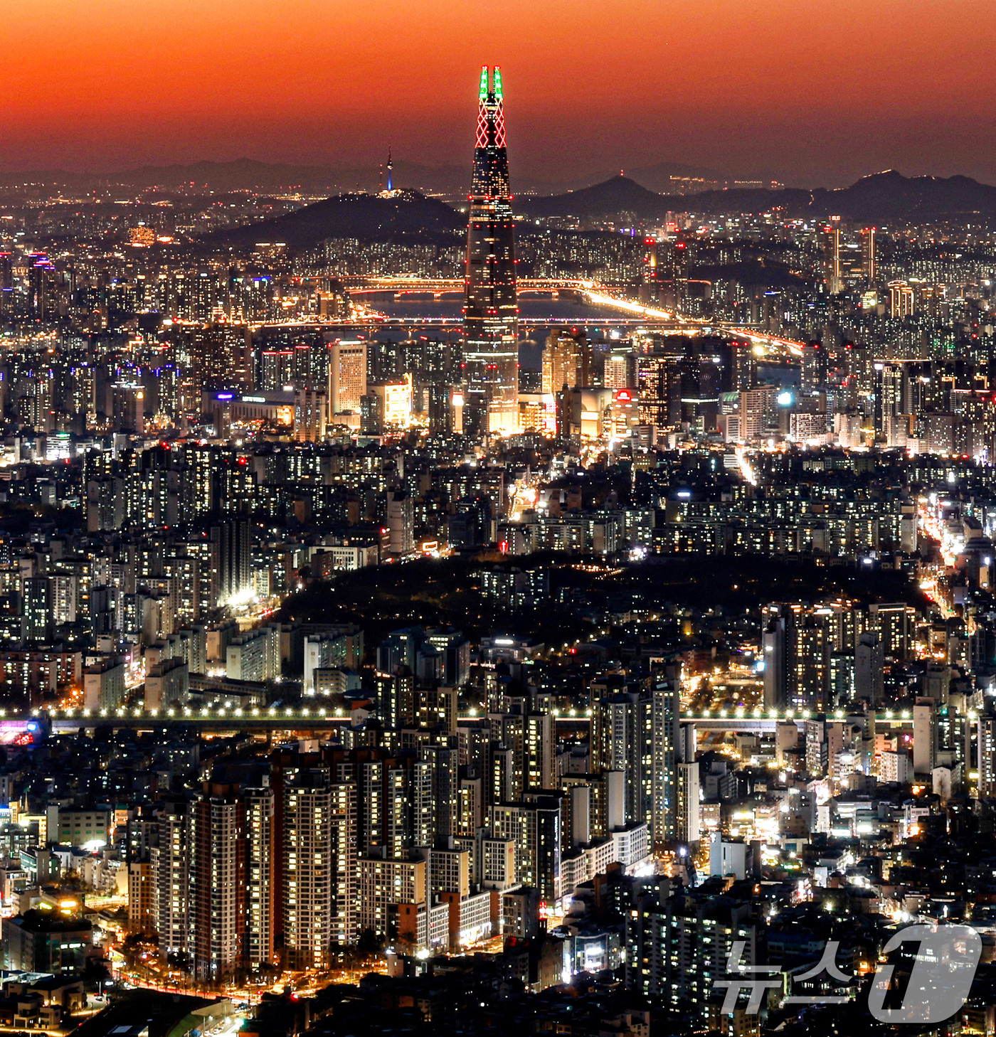 (서울=뉴스1) 이호윤 기자 = 을사년(乙巳年)의 마지막 숨결이 서울의 밤하늘로 스며들고 있다. 대통령 탄핵과 정권 교체, 청와대의 불이 다시 켜지는 순간까지 국정은 거친 물결 위 …