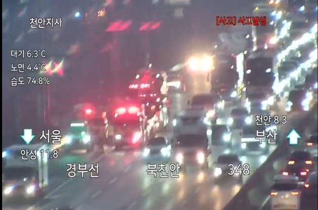 천안 경부고속도서 승합차에 불, 차량 전소…운전자 탈출