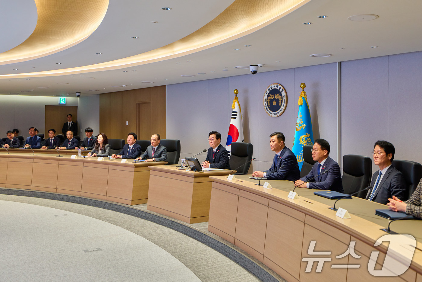 (서울=뉴스1) 이재명 기자 = 이재명 대통령이 29일 청와대 국가위기관리센터를 방문하고 있다. (청와대 제공. 재판매 및 DB 금지) 2025.12.29/뉴스1