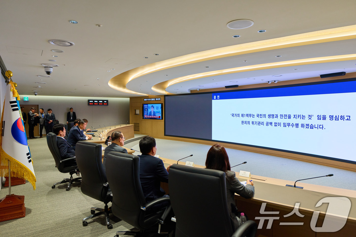 (서울=뉴스1) 이재명 기자 = 이재명 대통령이 29일 청와대 국가위기관리센터를 방문하고 있다. (청와대 제공. 재판매 및 DB 금지) 2025.12.29/뉴스1