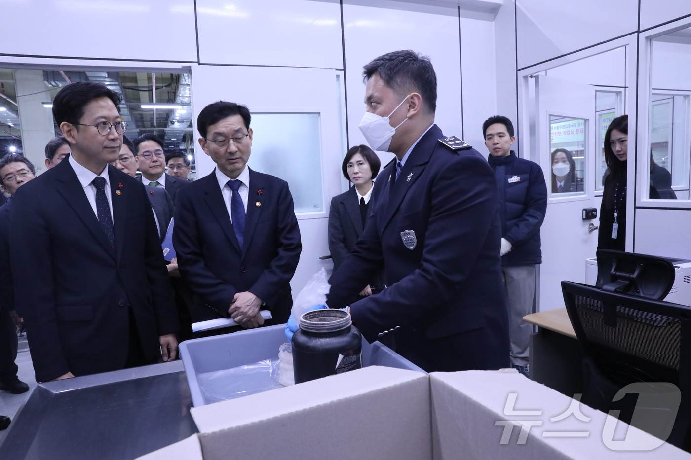 (서울=뉴스1) = 배경훈 부총리 겸 과기정통부 장관이 29일 서울 광진구 우정사업본부 동서울우편집중국에서 우편물 마약류 2차 검사 시범사업 현장을 점검하고 있다. (과기부 제공. …