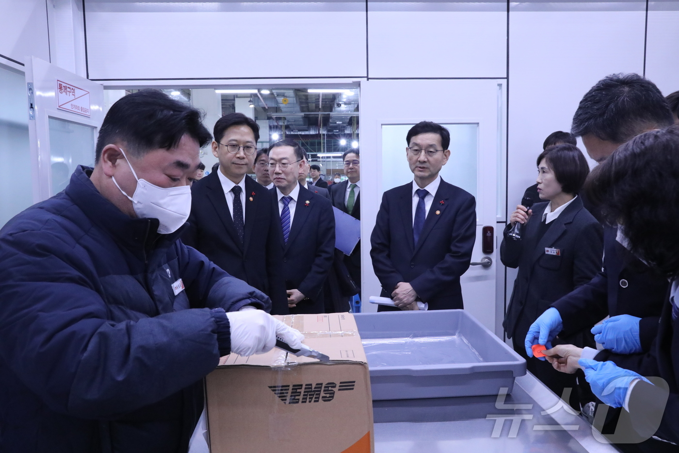(서울=뉴스1) = 배경훈 부총리 겸 과기정통부 장관이 29일 서울 광진구 우정사업본부 동서울우편집중국에서 우편물 마약류 2차 검사 시범사업 현장을 점검하고 있다. (과기부 제공. …