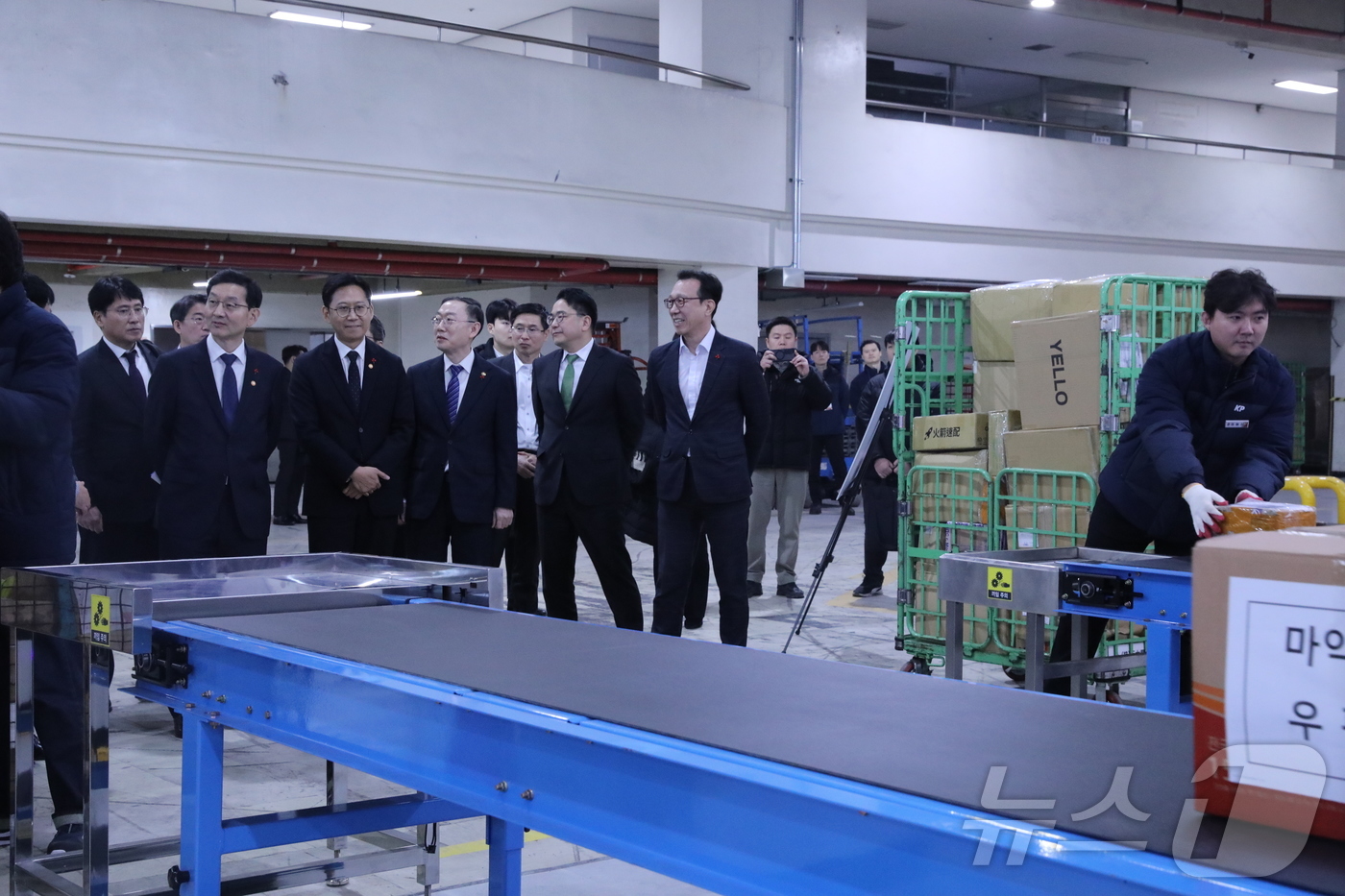 (서울=뉴스1) = 배경훈 부총리 겸 과기정통부 장관이 29일 서울 광진구 우정사업본부 동서울우편집중국에서 우편물 마약류 2차 검사 시범사업 현장을 점검하고 있다. (과기부 제공. …