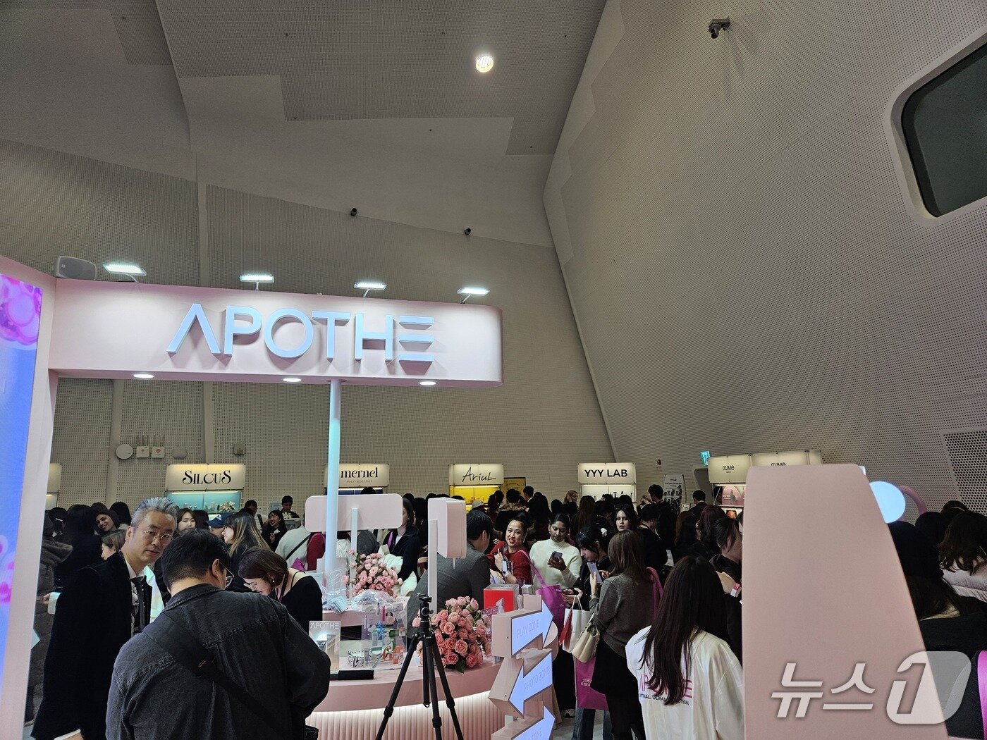본문 이미지 - 29일 서울 중구 동대문디자인플라자(DDP)에서 열린 2025 서울콘 K뷰티부스트 전경ⓒ 뉴스1/김진희 기자.