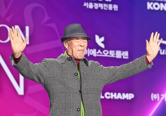 포즈 취하는 김기현