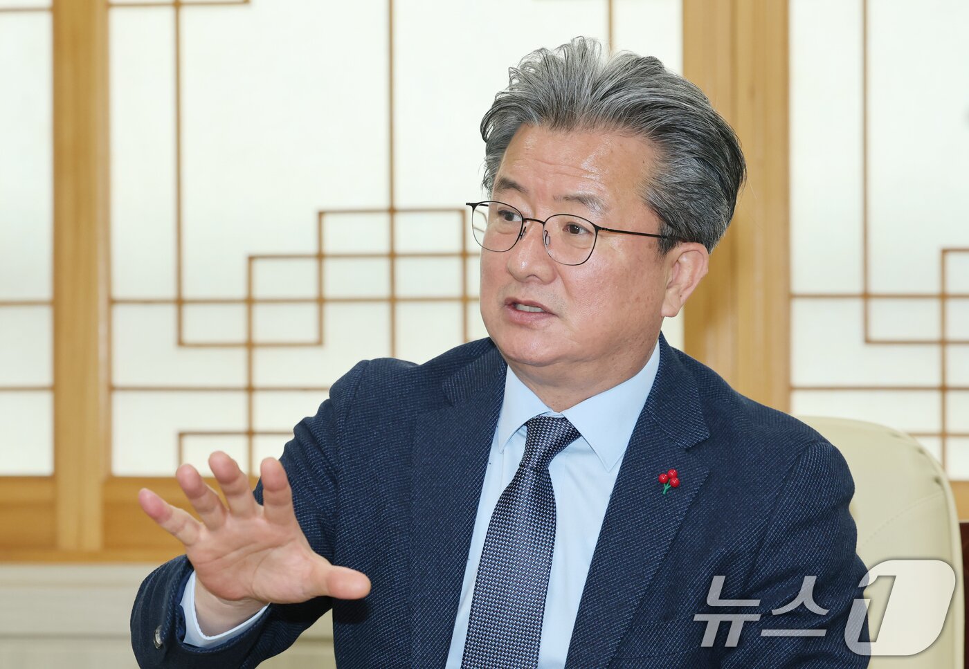 본문 이미지 - 정용래 유성구청장이 뉴스1과 인터뷰를 하고 있다.ⓒ News1 김기태 기자