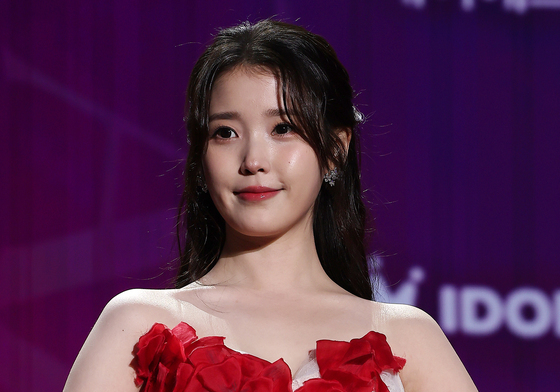 아이유, 꽃 드레스를 입은 꽃