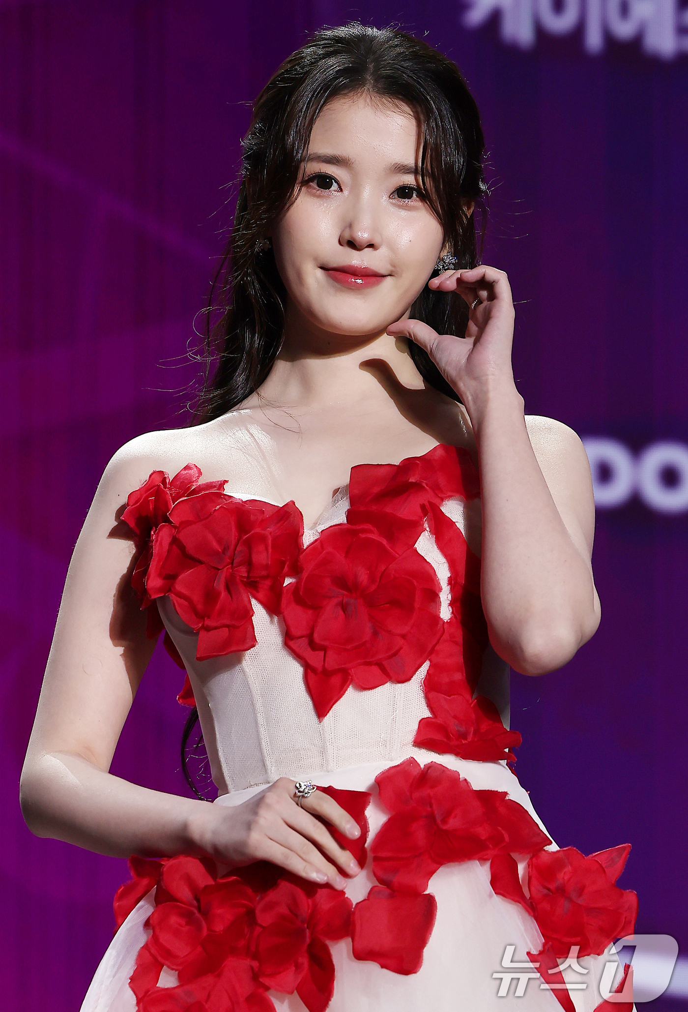 (서울=뉴스1) 김진환 기자 = 가수 겸 배우 아이유(이지은)가 29일 오후 서울 동대문디자인플라자(DDP)에서 열린 '2025 서울콘 에이판 스타 어워즈'(2025 SEOULCO …