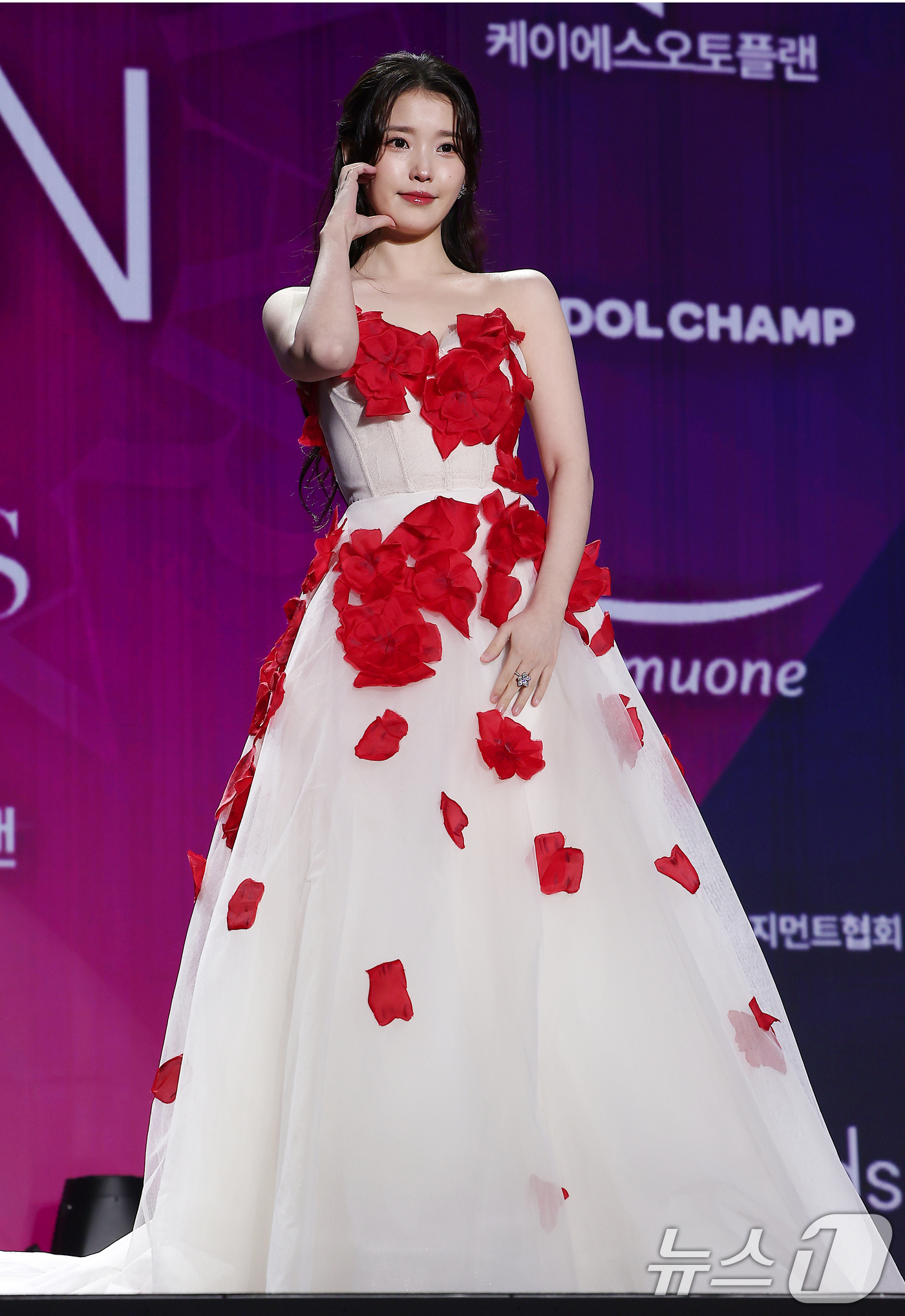 (서울=뉴스1) 김진환 기자 = 가수 겸 배우 아이유(이지은)가 29일 오후 서울 동대문디자인플라자(DDP)에서 열린 '2025 서울콘 에이판 스타 어워즈'(2025 SEOULCO …